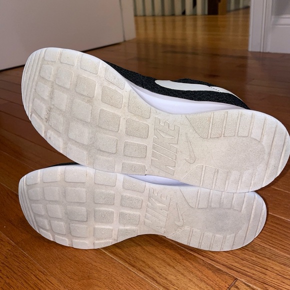 Nike women’s Tanjun sneakers - size 9. - Picture 6 of 10